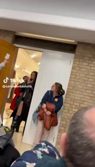 Claramente en el video que subió Sarah Santaolalla a sus redes oculta deliberadamente la poca gente que asistió al acto que organizó para autoapoyarse, menos de 50 personas en Valencia. El más joven tenía 50 años. ¿Alguien tiene una explicación a esto?