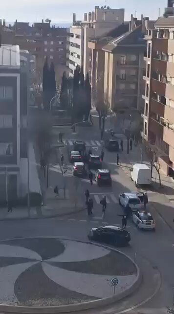 Así entró Pedro Sánchez al mitin de Huesca (campaña electoral se #Aragón). Por una puerta lateral, y en medio de las protestas de los #agricultores y #ganaderos (#AEGA) por el acuerdo con #Mercosur. Por lo que sea, eso no aparece en muchos medios de comunicación.