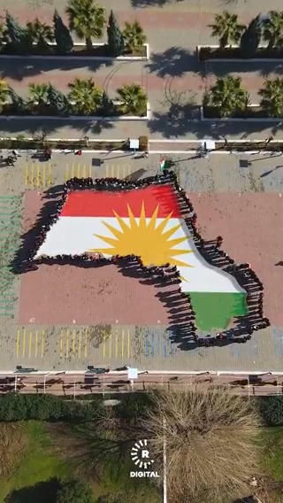 Li dibistaneke Hewlêrê xwendekar ji bo piştgiriya Rojavayê Kurdistanê li hev kom bûne û Alaya Kurdistanê çêdikin #Rojava #AlayaKurdistanê #Kurdistan