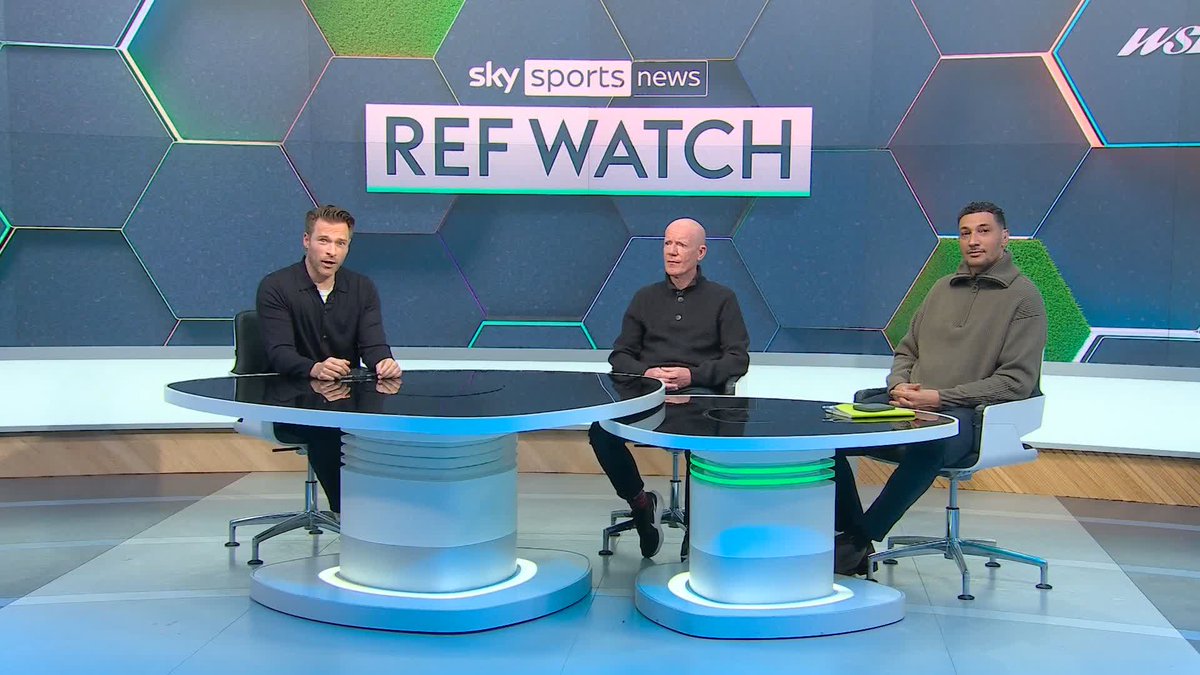 "He could've booked 27 spectators as well" ๐
Dermot Gallagher credits the referee for remaining calm during the South Coast derby between Portsmouth and Southampton ๐ฅ