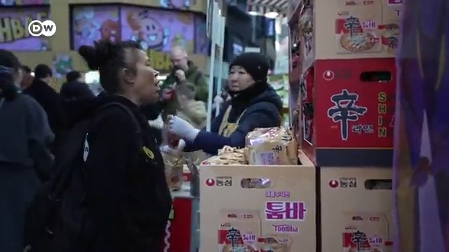 韩式泡面在国际上掀起新一波哈韩热潮。这股泡面浪潮结合了韩国的电影与音乐文化,成功吸引全球消费者,用韩式又辣又香的口味挑战人们的味蕾。2024年韩国泡面出口额更突破10亿美元。 #dwbusiness