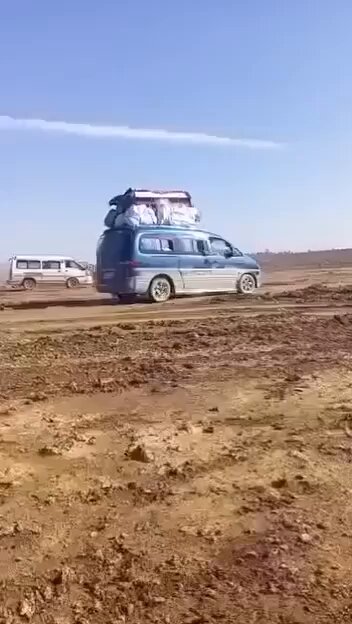الحسكة : حركة نزوح لأهالي مدينة الحسكة باتجاه مناطق سيطرة الجيش العربي السوري بسبب الانتهاكات والجرائم التي انتهكتها ميليشيات حزب العمال الكردستاني الإرهابي بحق أهالي المدينة من العشائر العربية