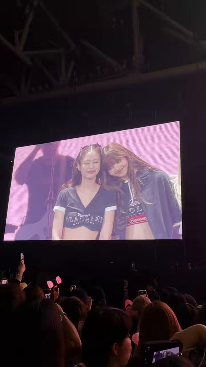 ลิซ่าร้องไห้อีกแล้วน้องมันร้องไห้ยากมากเลยนะ🥺 แล้วโรเซ่ต้องกอดลิซ่าเอาไว้ตลอดเลย ไม่สนกล้องจอจับหน้าไม่ครบด้วยซ้ำ🥺 พี่เจนร้องไห้ตามแล้วกอดโอ๋น้อง แชซูเอาทิชชู่ให้น้อง😭ไม่ไหวรักบพมาก คอนเดดไลน์วันสุดท้ายอีโมมากจริงๆ จากนี้โฟกัสงานเดี่ยวกันเต็มที่แล้วแน่ๆ