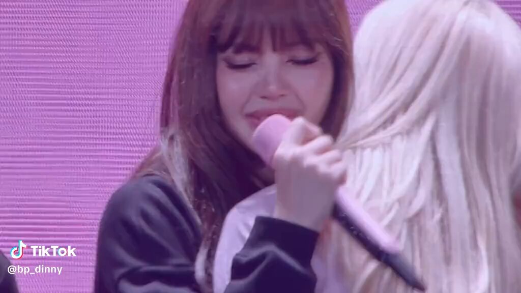 ฮืออ เจอลิซ่าร้องไห้ช็อตนี้เข้าไปเขื่อนแตก ใครไหวไปก่อนเลย😭 แล้วลิซ่าคือมักเน่วงบพจริงๆ อยู่ในวงก็เป็นมักเน่ในสายตาของพี่ๆทั้งสามคนอ่ะ เพราะร้องไห้ทีพี่สาวโอ๋กันทั้งวง 5555 ก็เลี้ยงกันมาแต่อ้อนแต่ออก😭 หลังจากนี้โฟกัสงานเดี่ยวกันเต็มที่แน่ๆ ไม่เป็นไรนะลูกไม่ร้องแล้ว เก่งมากรัก🤍