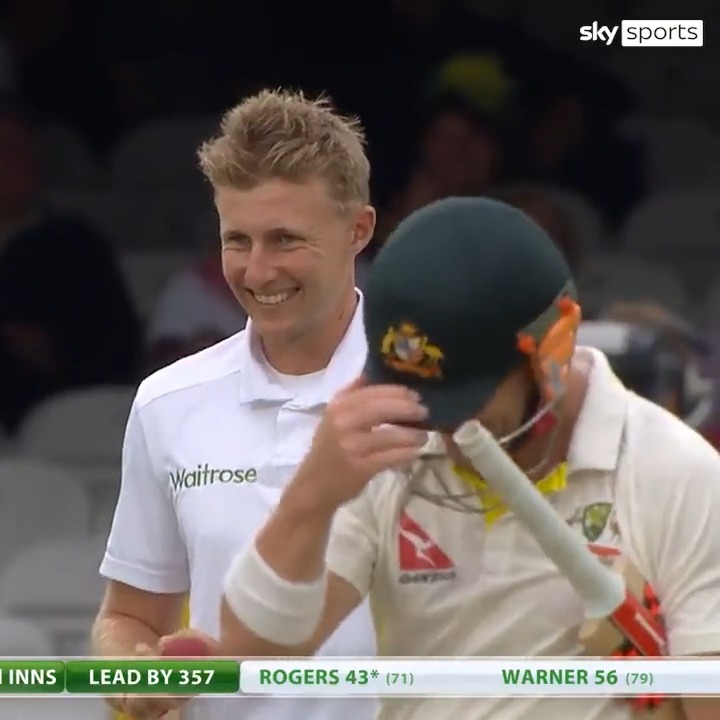 No one noticed, Joe Root didn't notice... Warner didn't notice... Chris Rogers has had to pull away at the strikers end" 😭😂 Almost 11 years on and this is still funny 😅
