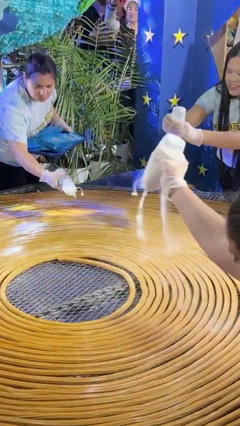 Even the world's smallest woman, Jyoti Amge, wanted to see the creation of the world's largest churro 😋