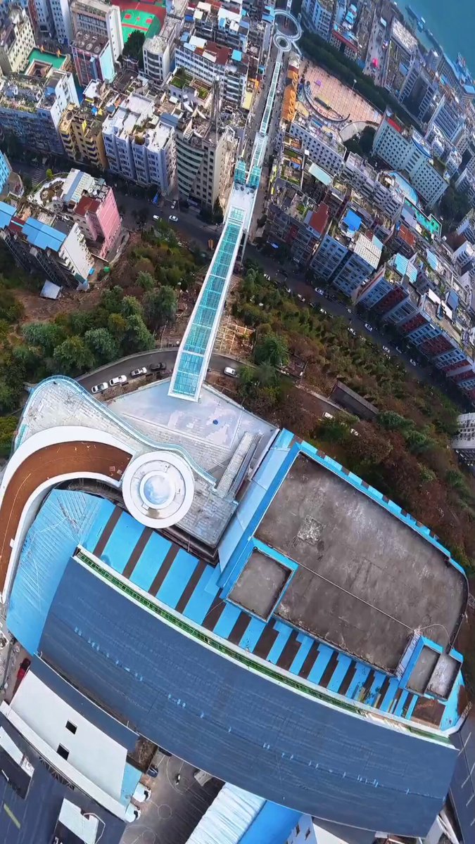 🏗️ #Chongqing has built the world's longest escalator, stretching 905 meters with a vertical lift of 240 meters, connecting directly to the dock, and serving around 50,000 people. #ChinaInfrastructure #ChinaInnovation #UrbanEngineering Video cr: Trip In China