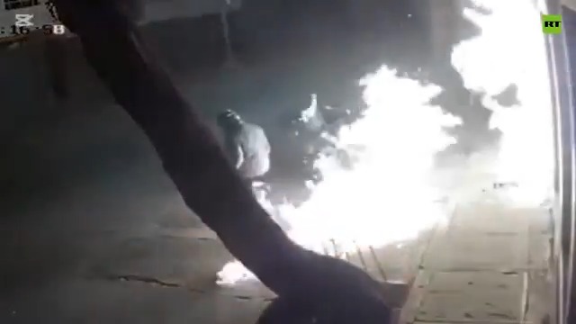🇵🇪 | Un hombre se prendió fuego cuando intentaba incendiar un local de venta de motocicletas en Cusco, Perú. Dos personas resultaron heridas, incluso un menor de tres años.
