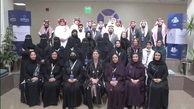 من كامبريدج إلى الرياض..🌎🇸🇦 برنامج القيادة والاستراتيجيات والمهارات المهنية "LEAPS" المطور في "معهد MIT" بالتعاون مع #كاكست وAcademy32 وزمالة ابن خلدون ، يختتم رحلة تمكين 35 باحثًا وباحثة من الكفاءات الوطنية، لتعزيز مهاراتهم لقيادة مستقبل البحث والابتكار في المملكة.