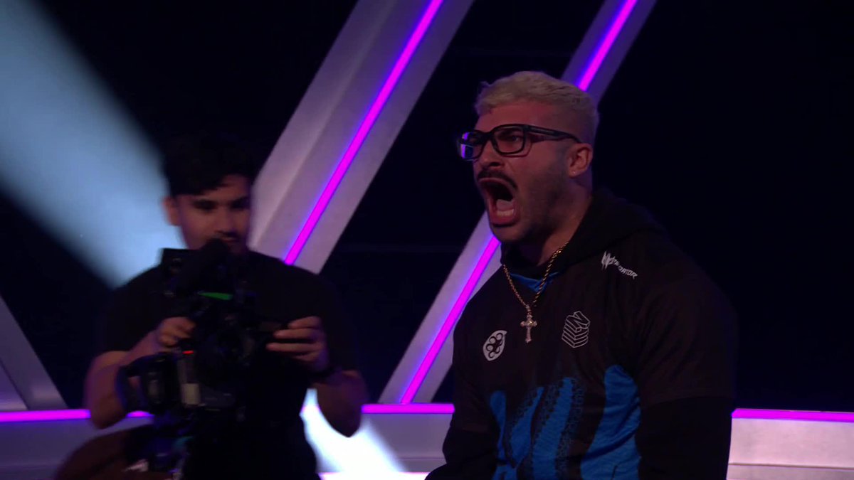 LAST KICK OF THE GAME!!!!!! ⏰ Danipitbull has won it late and has made it to the Semi-Finals 😲 #FCPro