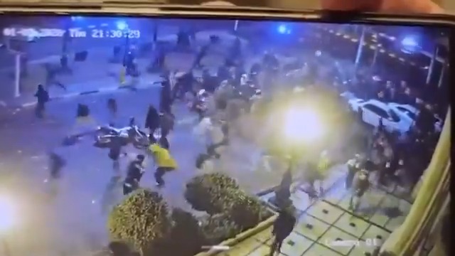 🚨 Iran Revolution 2026: Varamin, Reportedly Jan 8 Remarkable CCTV footage from Qarchak’s Kalantari Square circulating online shows defiant youths confronting regime security forces and forcing them to retreat. Video processed to correct the original fast-forward speed. #Iran
