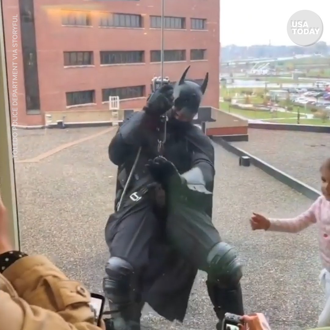 The moment when patients in a children's hospital in Toledo, Ohio shrieked with delight when they saw Batman rappelling down outside their window 😭🖤