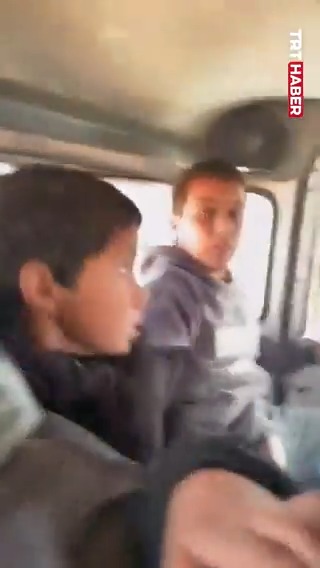 İsrailli işgalciler, Batı Şeria’da okul yolundaki bir öğrenci servisini takip ederek taciz etti. Çocukların yaşadığı panik kamerada…