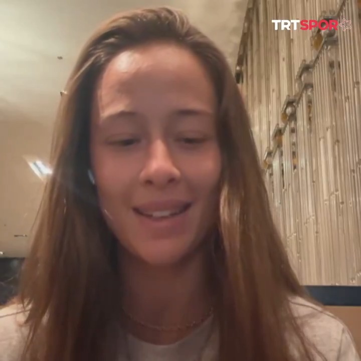 🗣️ Zeynep Sönmez: Putintseva ile maçtan sonra soyunma odasında denk geldik ve bana ‘Çok iyi oynadın. Bence çok yakın zamanda çok daha yüksek yerlere geleceksin. Senle oynarken çok zorlandım’ gibi bir yorum yaptı.