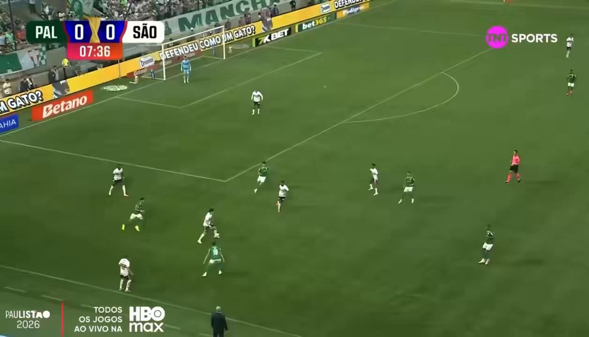 Flaco Lopez’i Barcelona dahil 17 kulüp istiyormuş. 40 M’den kapı açıyormuş Palmeiras. Alex, Carlos, Zico, Deivid, Santos, Luciano herkes göreve önemli işimiz var. Brazilbahçe geri dönüyor.