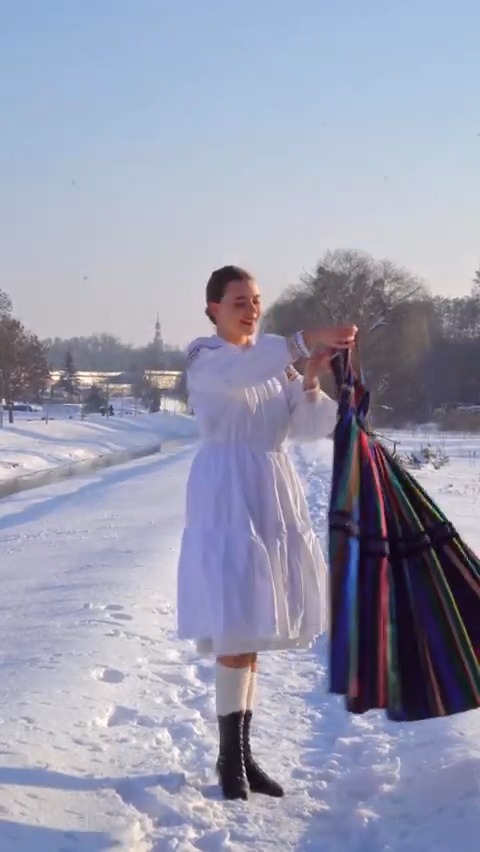 How amazing would it be if all countries had a folk revival? ❤️ This is a traditional Polish Opoczno attire with all the cozy winter details ❄️ 🇵🇱