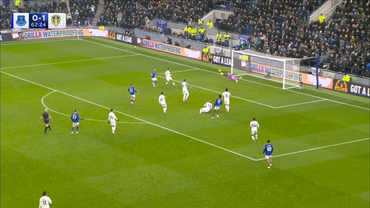 Karl Darlow denies Thierno Barry an equaliser in style! 🧤