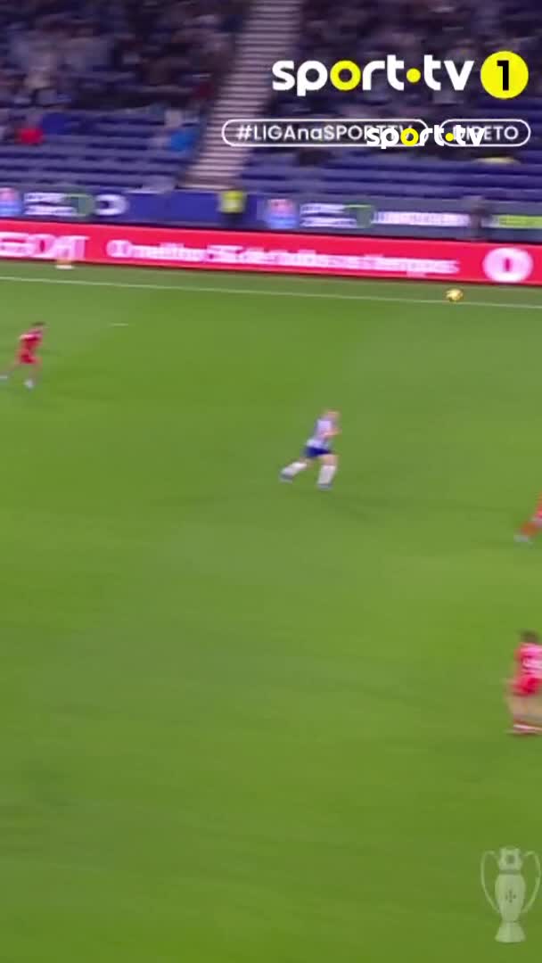 Martín Fernández viu o cartão vermelho direto ❌ #sporttvportugal #LIGAnaSPORTTV #LigaPortugalBetclic #FCPorto #GilVicente