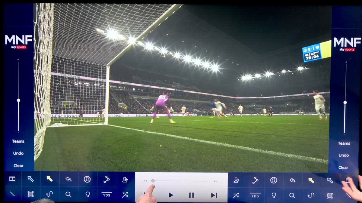 "David Moyes little pre-assist" 😏 "The goalkeeper can't do anything about it" 💫 Jimmy Floyd Hasselbaink and Jamie Carragher analyse Thierno Barry's equaliser for Everton 🔍