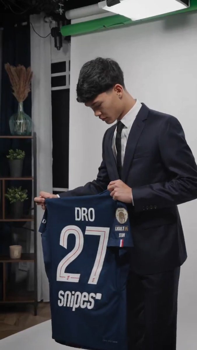 La vidéo de présentation de la recrue Dro au PSG... avec La Rvfleuze en fond. 🤣