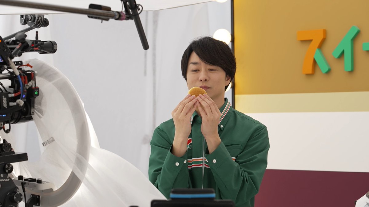 \櫻井翔さん、相葉雅紀さん、天海祐希さん出演/ 新CM「スイーツ総選挙篇」メイキングムービー公開中✨ 撮影後にCM内で推しているスイーツの感想を語ってくださいました🥰 是非CMと合わせてご覧ください👀 ※本CMは25年12月に撮影しています #なにがあるかなセブンイレブン #セブンのしあわせ食感