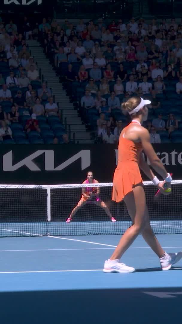 Aryna Sabalenka wins a great point against Iva Jovic at the Australian Open. The drop shot from Aryna. The re-drop from Iva. But Aryna was right there to put it away. Smart tennis from the world #1. 🐅