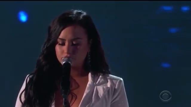 Há 6 anos, Demi Lovato retornava ao mundo da música com a aclamada “Anyonel”, apresentada no palco do #GRAMMYs e considerada uma das performances mais aclamadas daquela edição.