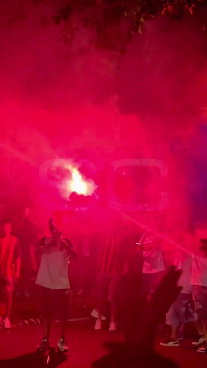 ¡FIESTA AZULGRANA EN MENDOZA! El plantel del Ciclón llegó a su hotel para enfrentar mañana a Gimnasia de Mendoza por la fecha 2 de la Zona A del #TorneoApertura y su gente lo recibió a puro canto.