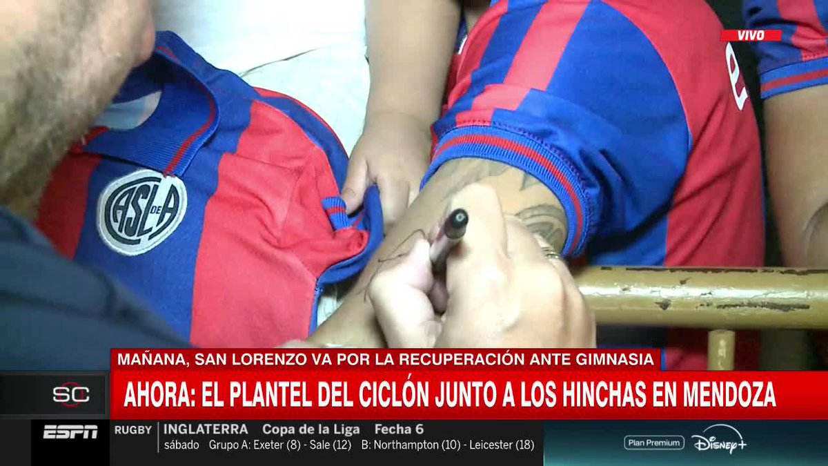 ATENCIÓN A LA CARA DE DAMIÁN AYUDE: este hincha de San Lorenzo le pidió al DT del Ciclón que le firme el brazo. ¿SE VIENE EL TATUAJE? 📺 #SportsCenter | #DisneyPlus Plan Premium