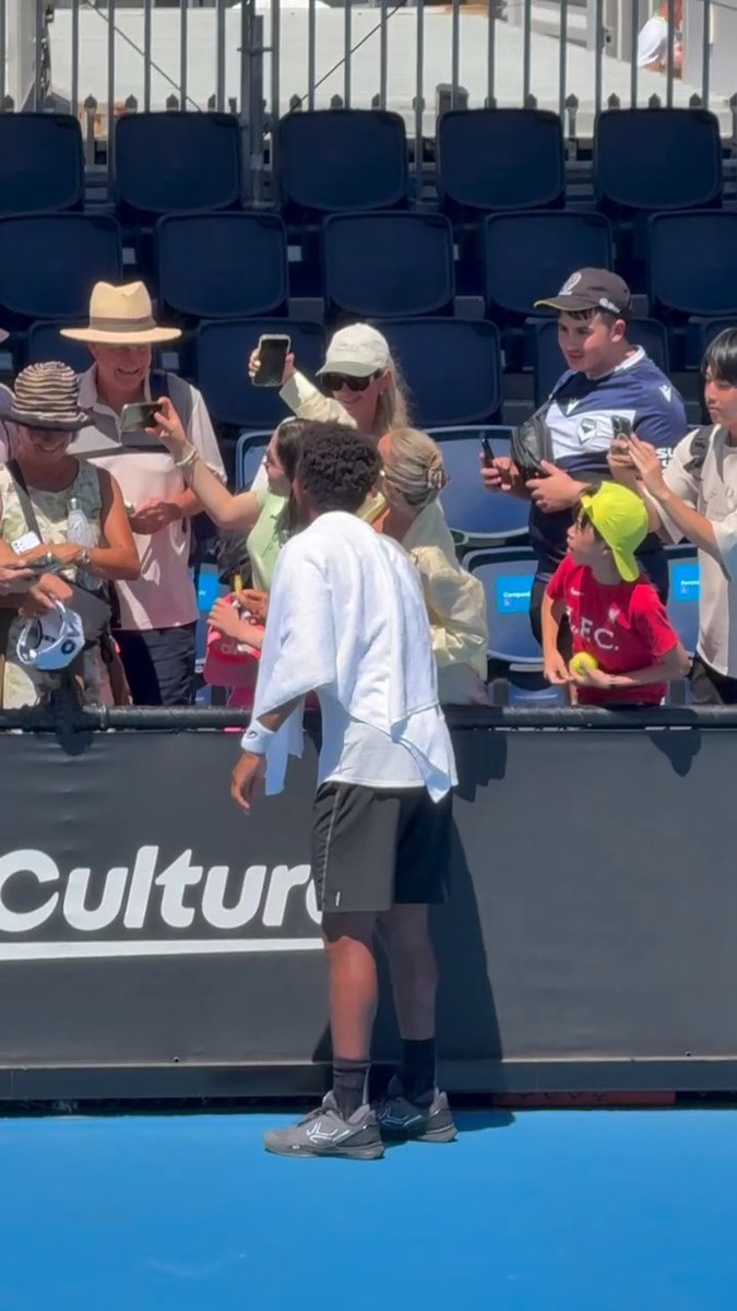 Gael Monfils signing some autographs and took some photos after Elina Svitolina finished her practice. Man of the people. ❤️