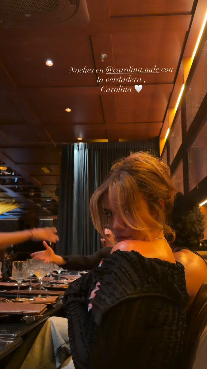 Carolina en su restaurante “ CAROLINA” Imagínate atender a Karol el Cual es tu jefa, Dios mío yo ni la botella podría agarrar jajajajajaj