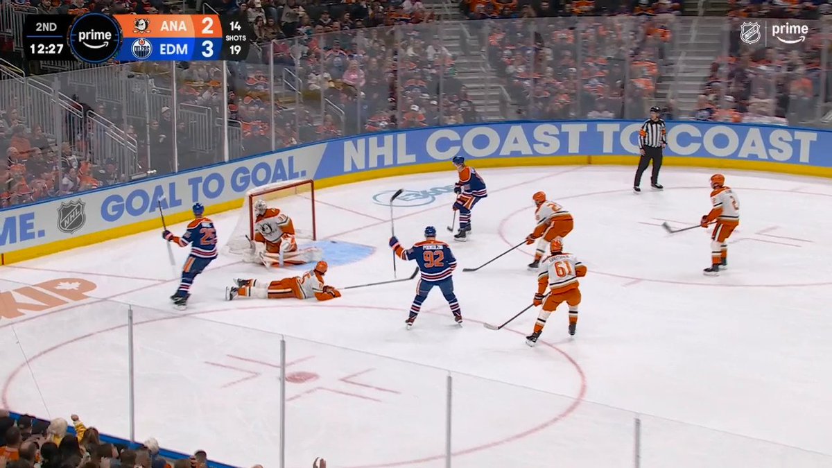 4️⃣ goals in under 4️⃣ minutes, all from defensemen 😮 There's something you don't see every day!