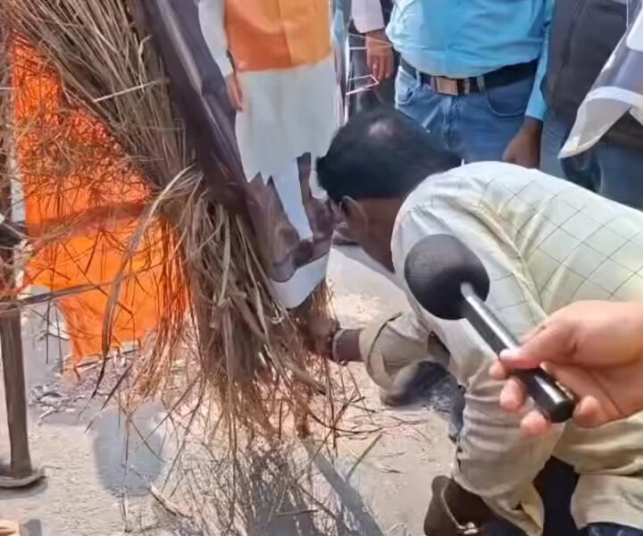 UGC काले कानून के खिलाफ आंदोलन रूकने वाला नहीं है… मोदीजी का पुतला फूकन योजना जारी है✊ #NoUGCRollBack_NoVote