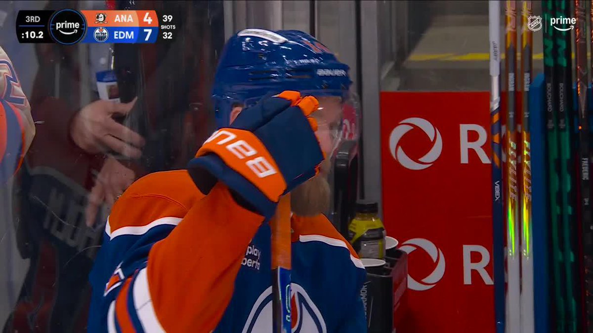 FOR THE FIRST TIME EVER A TEAM HAS BACK TO BACK GAMES WITH A DEFENSEMAN HAT TRICK 🎩🎩🎩