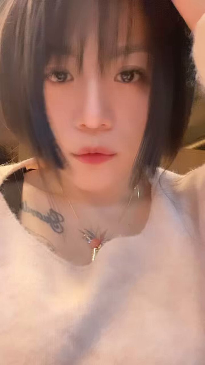 被說臉的肉都消沒了 不好捏了 消逝的膠原蛋白🫠🫠 不是啊，為什麼只有臉的肉消了 身體還是聞風不動🥲🥲