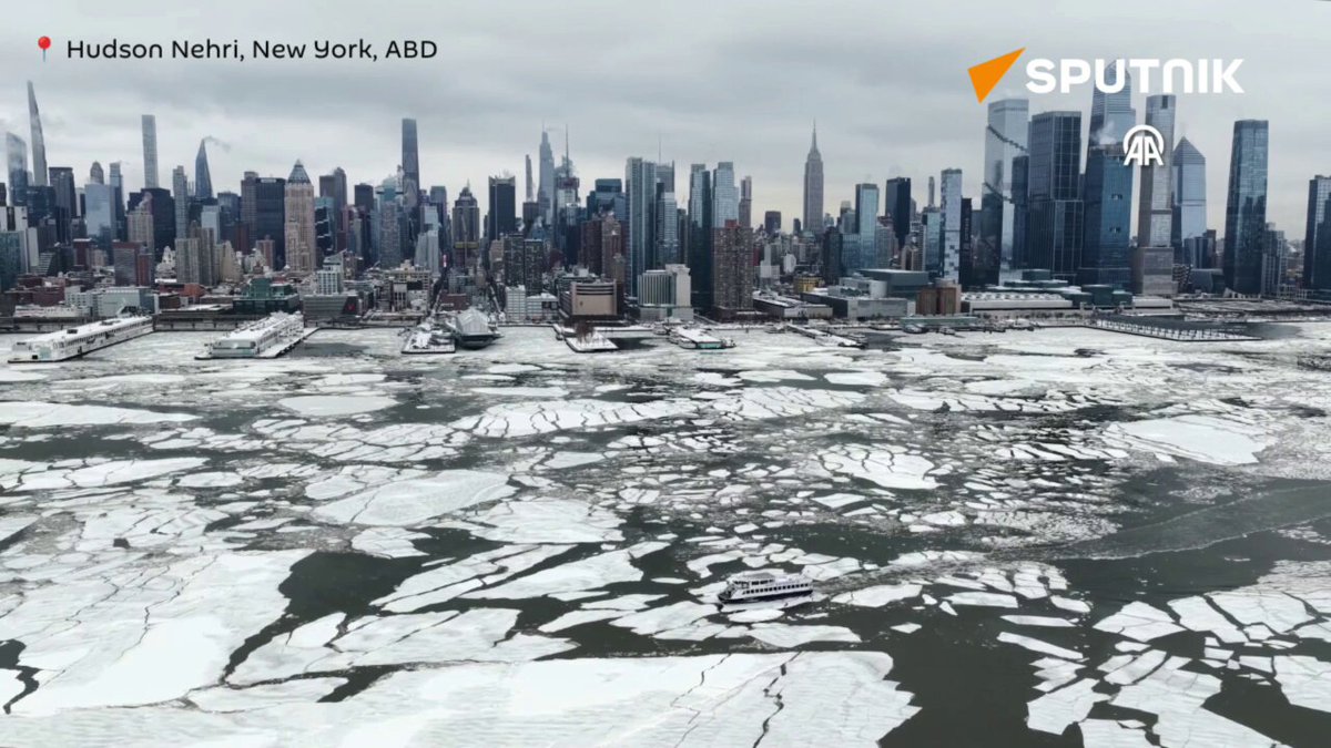 🧊 Kuzey Amerika'da tarihi kar fırtınası: ABD'de can kaybı 30'a yükseldi 📍Şiddetli kar fırtınası, Kanada'nın Ontario eyaletindeki Toronto'da etkili olmaya devam ediyor 📍New York kentinde etkili olan yoğun kar yağışı ve dondurucu soğuklar sonrası Hudson Nehri’nin bazı bölümleri dondu
