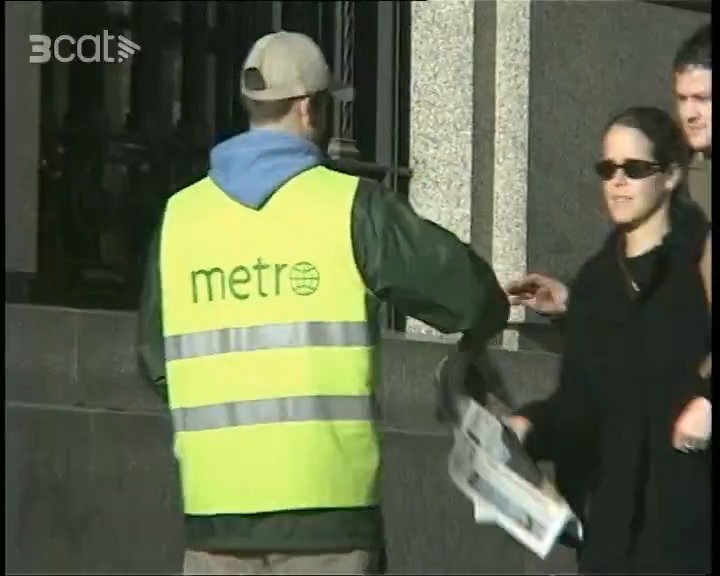 Sense mòbils a principis dels 2000 hi havia una altra manera d’entretenir-se mentre arribaves a la feina amb transport públic. Així informava el "Telenotícies" del 2003 sobre l’èxit de la premsa gratuïta. Us en recordeu de què més fèieu per passar el temps entre parada i parada?