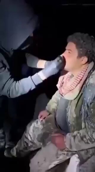 📌YPG'liler dün çatışmada yakaladıkları bir Arab'ı tedavi etti. 🔴Kürt savaşçı tedavi ederken Arap çeteye "Eğer siz bizi yakalamış olsaydınız şimdi bize işkence ediyor olurdunuz" dedi...