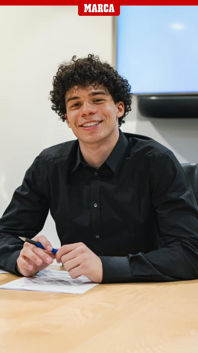 🤍✍️ Enzo Alves, hijo de Marcelo ¡firma su primer contrato profesional con el Real Madrid! Ya brilla a sus 16 años y sigue quemando etapas. ¿Será la estrella del futuro del Santiago Bernabéu?