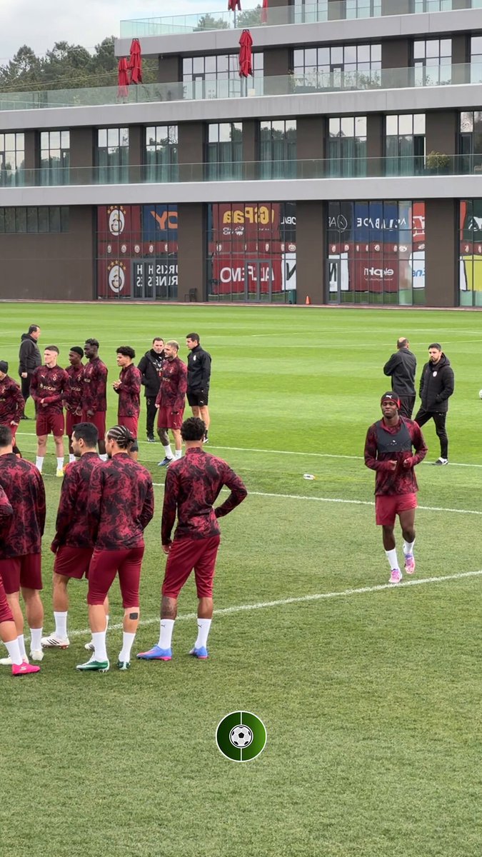 📹 Wilfried Singo, Manchester City maçı öncesi son antrenmanda takımla birlikte çalışıyor. #FutbolArena