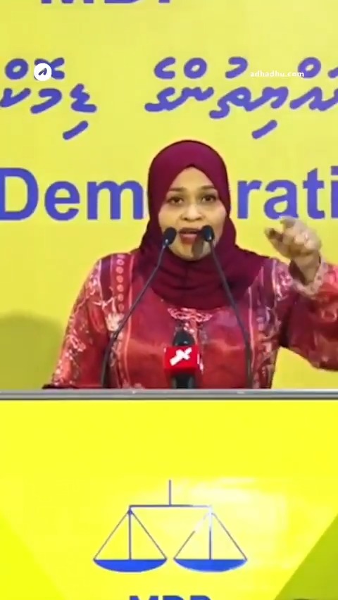 ނަމުގެ ކުރިއަށް ޑޮކްޓަރު ކިޔެއް ކަމަކު އެއީ ޑޮކްޓަރެއް ނޫން. މުއިއްޒަކީ ހުދުމުހުތާރުކަމަށް ފެންބޮވައިގަނެފައި ހުރި ޕޭޝަންޓެއް. އޭނާގެ އެ ބައްޔަށް ދޭން އޮންނަ ހަމައެކަނި ފަރުވާއަކީ ރައްޔިތުން ނުކުމެ ރައްޔިތުންގެ ބާރު ދައްކާލުން - ޒާޔާ