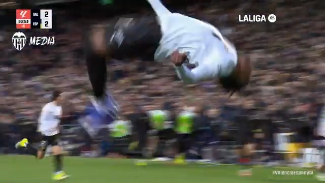 🎯 Paradinha de época 🤸🏿♂️ Celebración lesiva Vaya sangre fría, Largie Ramazani 🔝 #ValenciaEspanyol #LaLigaHighlights