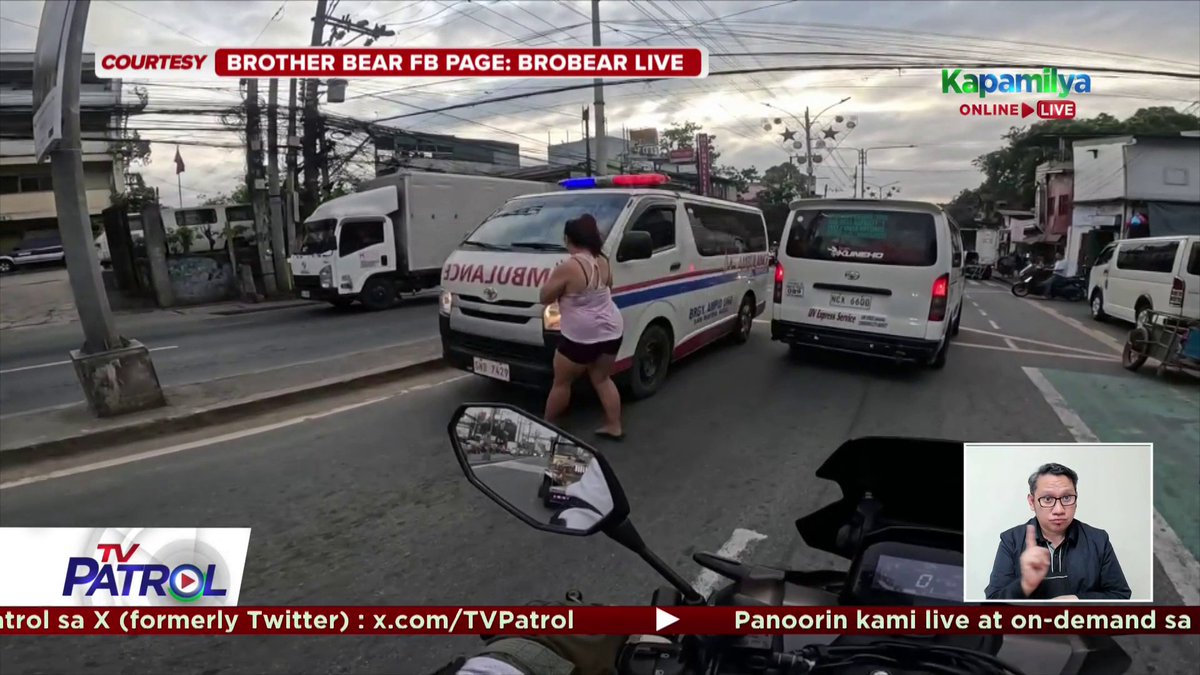 Nabundol ng ambulansya ang isang babaeng tatawirin sana ang Batasan-San Mateo road sa Quezon City.