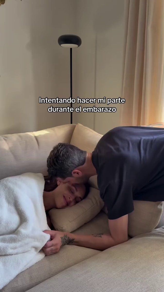 Hernán Regiardo, creador de la yerba "Cósmico", se grabó haciendo tareas domésticas y preparándole el desayuno a su esposa embarazada.