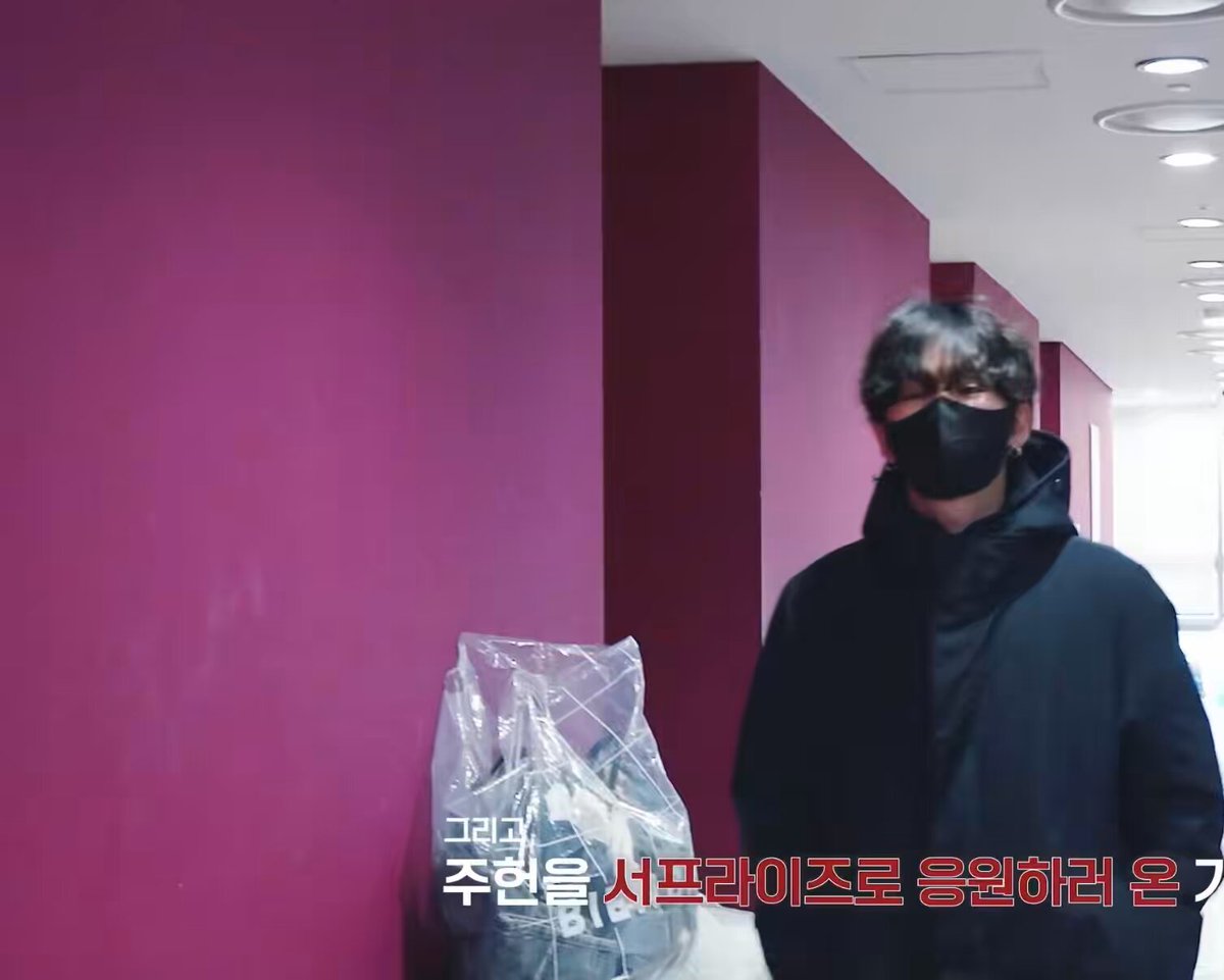 아니...뭔 집 앞 마실가는 차림새로 털레털레 와서는 잘하고있어? 놀러왔어 (아니 형 아홉시 반인데..) 그니까- 하암 졸리다 야 아 진짜.......... 옆집총각같은 행위....