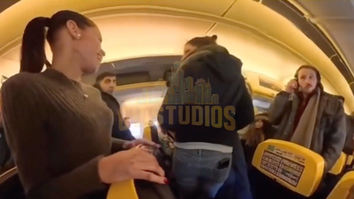 🚨 A woman was seen sharing the Gospel with fellow passengers during a flight.