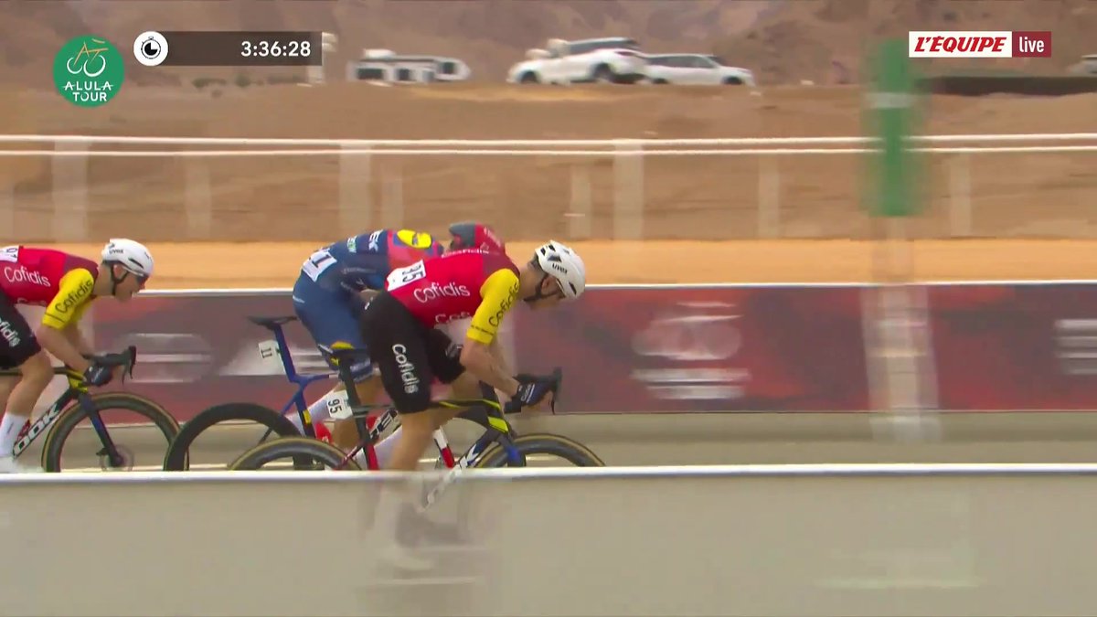 Première victoire de la saison pour Jonathan Milan ! Bien présent dans la première bordure, le sprinteur italien de la Lidl-Trek remporte la première étape de l'AlUla Tour devant Milan Fretin et Matteo Moschetti. #lequipeVELO