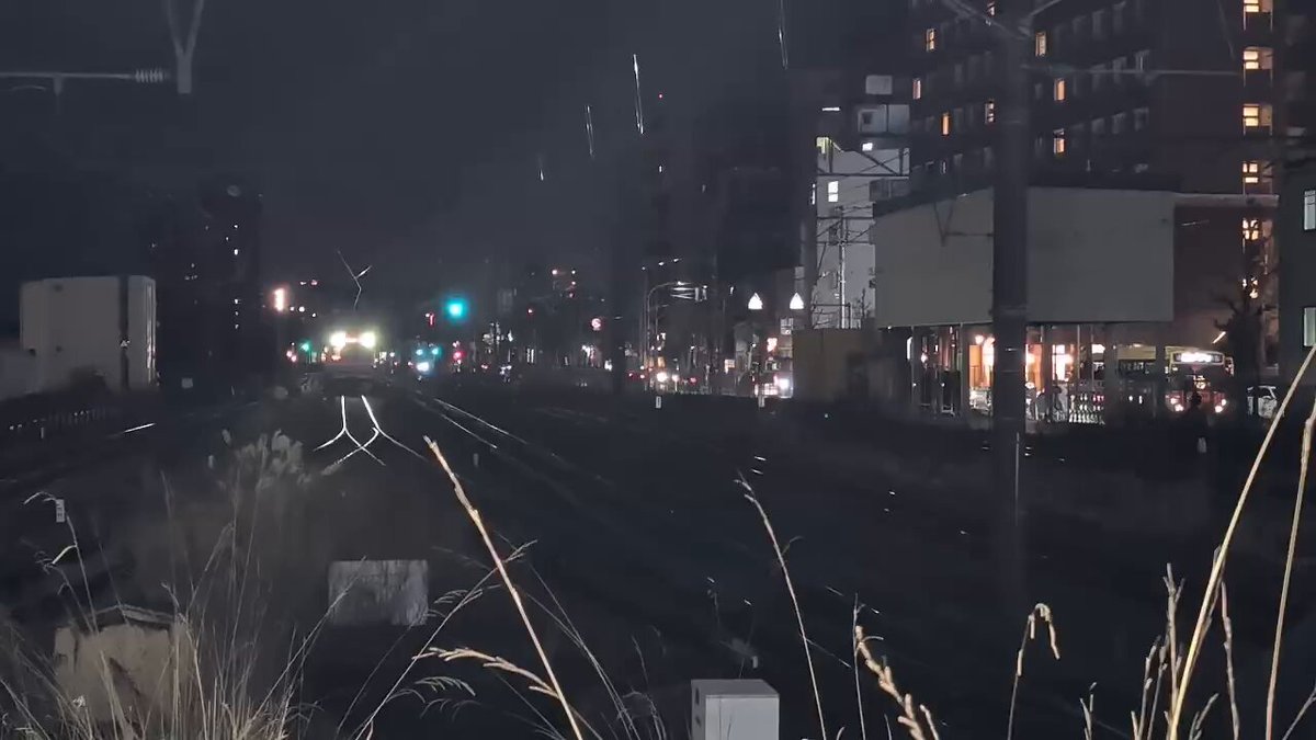 東海道線の人身事故で藤沢駅止まりの電車に乗ってきたら、1本前の折り返し電車がホームに入る直前だったので撮影。 普段は保線用車両がたまにしか使わない線路で、電車はめったに入らない（4年近く入ってないかも）ので、パンタからスパークしまくりんぐ。 ホント、急に使ってどうしたんだろうね。