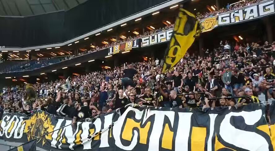 Hetsandet och glädjen är allt i den här ramsan, och det har försvunnit alltmer i takt med att det passiva hålögda fågelholkbeteendet blivit vanligare på läktaren. Såväl capos som åskådare måste hjälpas åt för att det inte ska gå på slentrian. Hetsa mer!