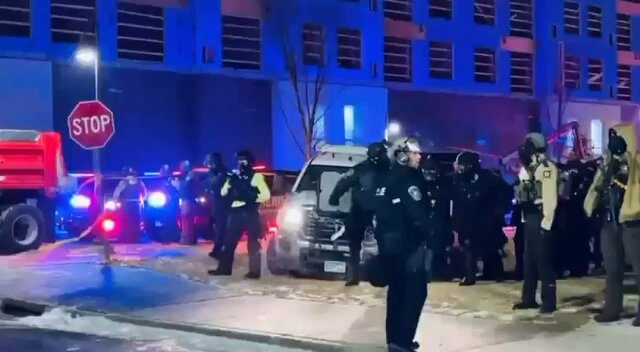 🇺🇸🚨| ÚLTIMA HORA: La Patrulla Estatal de Minnesota finalmente apareció para arrestar a los manifestantes violentos de izquierda después de una llamada telefónica de Trump con el gobernador progre Walz. El presidente Donald Trump es el verdadero jefe. 🔥